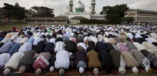 Na snímku keňští muslimové modlící se u mešity.