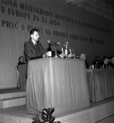 Jakešův proslov na konferenci Národní fronty v listopadu 1954. Španělský sál Pražského hradu.