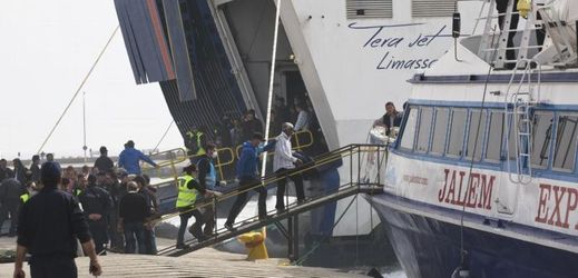 Vracení běženců. Za pomoci pracovníků Frontexu nastupují na loď, která je odveze z Lesbosu zpět do Turecka.