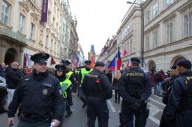 Snímek z pražské demonstrace odpůrců islámu, která proběhla pod policejním dozorem.