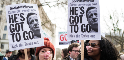 Londýnské protesty proti Cameronovi.