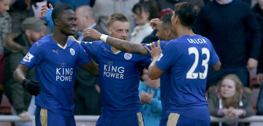Fotbalisté Leicesteru slaví vstřelený gól.