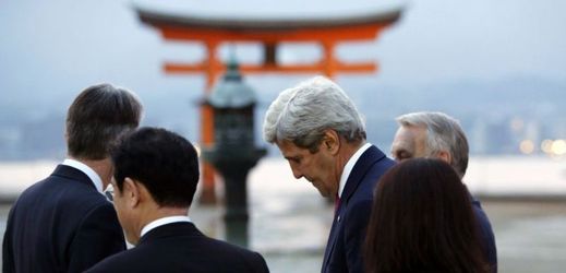 Kerry je nejvýše postaveným americkým vládním činitelem, jaký kdy do Hirošimy zavítal.