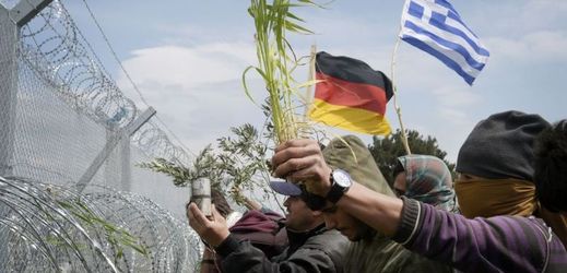 Migranti protestují na řeckých hranicích.