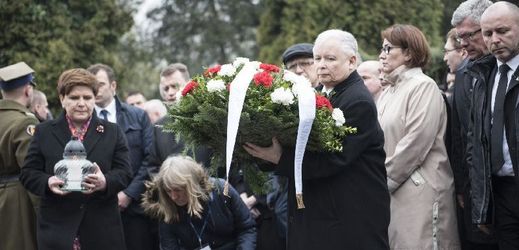 Bratr zesnulého prezidenta Jaroslaw Kaczyński na pietní akci.