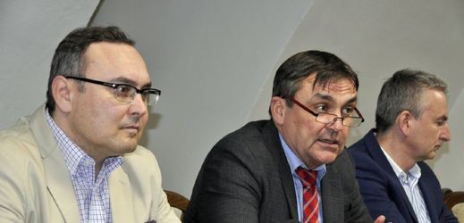 Brněnský primátor Petr Vokřál (uprostřed) a jihomoravský předseda ANO Marek Janíček (vlevo) vystoupili 11. dubna na tiskové konferenci v Brně. 