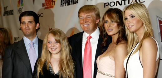 Donald Trump se svými dětmi a manželkou (druhá zprava).