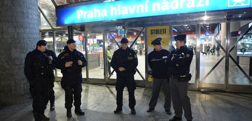 Policie před budovou hlavního nádraží v Praze.