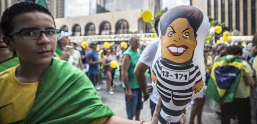 Brazilské protesty proti prezidentce.