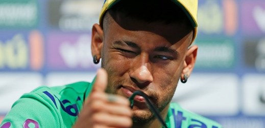 Hvězdný brazilský útočník Neymar podle španělského listu AS chce zůstat v Barceloně, ale v nové smlouvě požaduje pětinásobek současného platu. 
