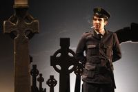 Lukáš Černoch jako policista Thomas Hanlon při generální zkoušce hry.