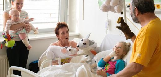 Loutky v nemocnici už jedenáct let baví a rozesmívá dětské pacienty.