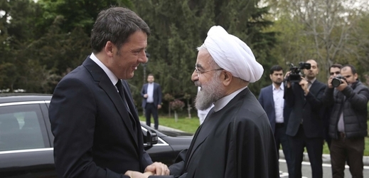 Setkání italského premiéra Mattea Renziho a íránského prezidenta Hasana Rúháního v Teheránu.