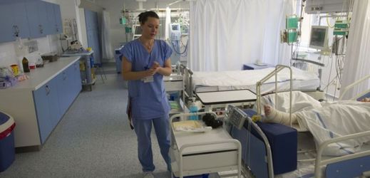 Čeští lékaři odcházejí do zahraničí, udržet by je podle ČLK mělo zvyšování platů.