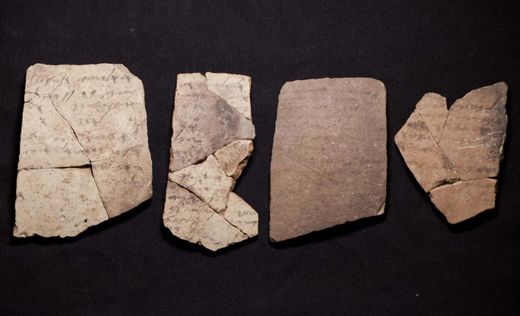 Samotné nápisy na keramických deskách však nejsou biblickými texty.