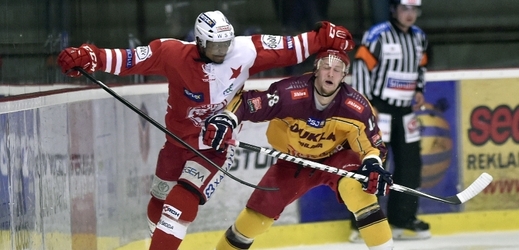 Hokejový útočník Robinson v souboji s jihlavským Alexandrem Grebenjukem.