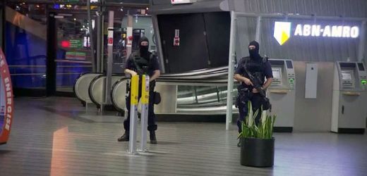 Policisté  na amsterdamském letišti.