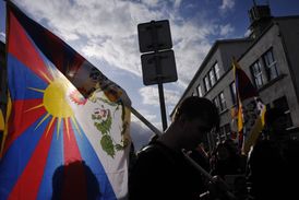 Zabavování tibetských vlajek ze strany policie je podle Sobotky exces.