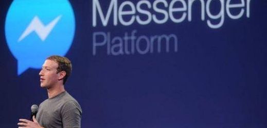 Mark Zuckerberg představuje chatboty pro komunikační aplikaci Messenger.