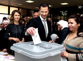 Bašár Asad vhazuje volební lístek.