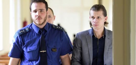 Homosexuální prostitut Michal Babka u soudu popřel vinu. 