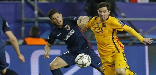 Lionel Messi svádí souboj s obranou Atlética. 