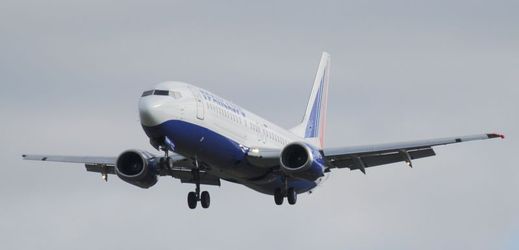 Boeing B-737 letecké společnosti Transaero přistává v Pardubicích.