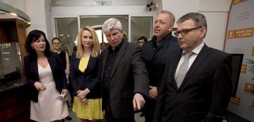 Tisková konference po jednání politického grémia ČSSD o pohledávce právníka Altnera. 6. dubna 2016.