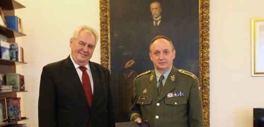 Prezident Miloš Zeman (vlevo) jmenoval v Praze brigádního generála Jana Kašeho (vpravo) novým šéfem vojenské kanceláře Pražského hradu.