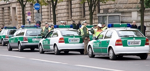 Devět set policistů a zaměstnanců finanční a celní správy se ve středu večer zúčastnilo razie v největším berlínském nevěstinci. 