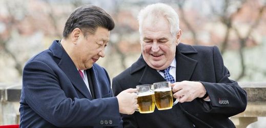 Čínský prezident Si Ťin-pching (vlevo) s českým prezidentem Milošem Zemanem.