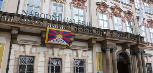 Vyvěšená vlajka Tibetu na budově Národní galerie na Staroměstském náměstí v Praze. 