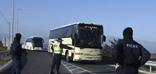 Řecká policie zadržela při potyčce desítky uprchlíků a Španělku.