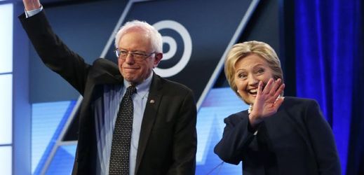 Prezidentští kandidáti amerických demokratů Hillary Clintonová (vpravo) a Bernie Sanders.