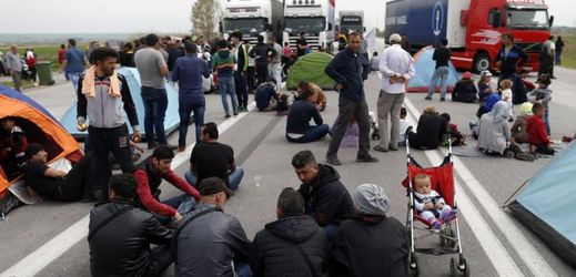 Vstřícnost Čechů vůči cizincům klesla. Na snímku běženci blokují silnici do Makedonie poblíž města Kilikis, 2. dubna 2016.
