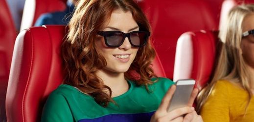Povolení používat mobilní telefony během promítání by mělo nalákat do kin především mladé diváky.