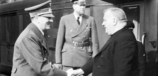 Slovenský prezident Jozef Tiso (vpravo) u Adolfa Hitlera v říjnu 1941. 