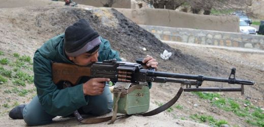 Afghánský voják brání město Kunduz proti Talibanu.