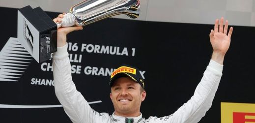 Nico Rosberg slaví výhru ve velké ceně Číny.
