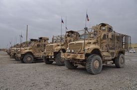 Vozidla české armády v afghánském Bagrámu.