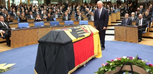 Německo se loučí s někdejším ministrem zahraničí Hansem-Dietrichem Genscherem.