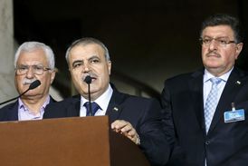 Zástupci opozice. Asad Zubí uprostřed.