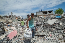 Trosky domů po ničivém zemětřesení v Ekvádoru.