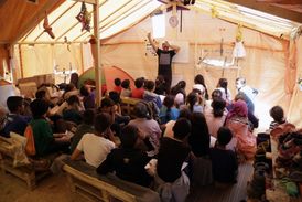 Snímek z vyučování v provizorní škole pro dětské migranty v řeckém táboře Idomeni.