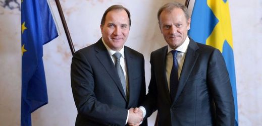 Švédský premiér Stefan Lofven (vlevo) vítá předsedu Evropské rady Donalda Tuska.