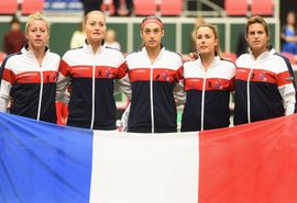 Fedcupový tým Francie. Jednička Kristina Mladenovicová druhá zleva.