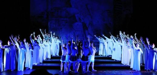Mnohočlenné sborové scény z představení Aida.