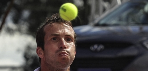 Tenista Radek Štěpánek postoupil na antukovém turnaji v Barceloně do druhého kola. 