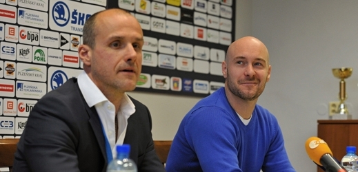 Sportovní manažer klubu Tomáš Vlasák v doprovodu Martina Straky na tiskové konferenci.