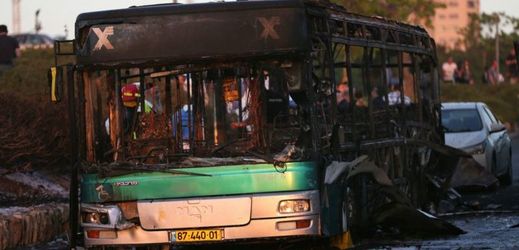 Na snímku vyhořelý autobus po explozi v Jeruzalémě.